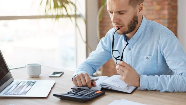 Finansministeriet ska utveckla regeln 2024 så att tusentals egenföretagare slutar deklarera moms