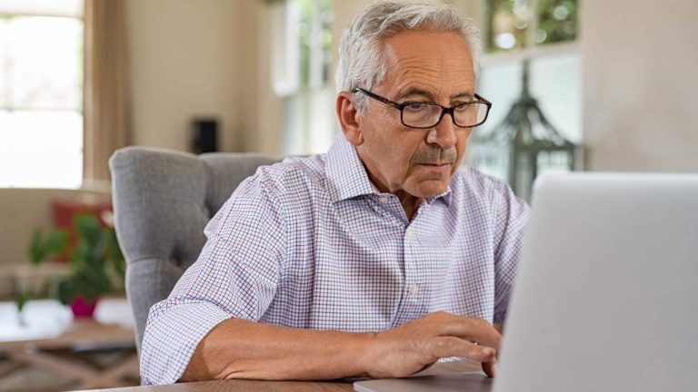 Finansministeriet kommer att tvinga egenföretagare att lämna in sin personliga inkomstskatt eller företagsdeklaration…