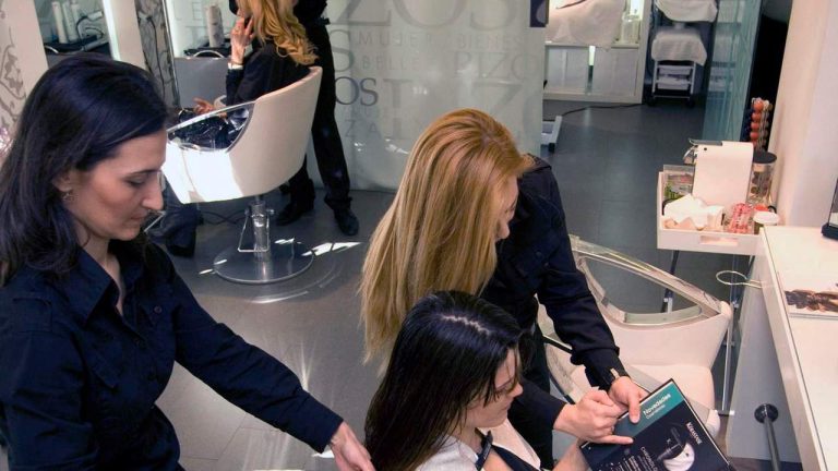 Egenföretagare inom hår- och skönhetsproffs är oroliga för deras företags lönsamhet.