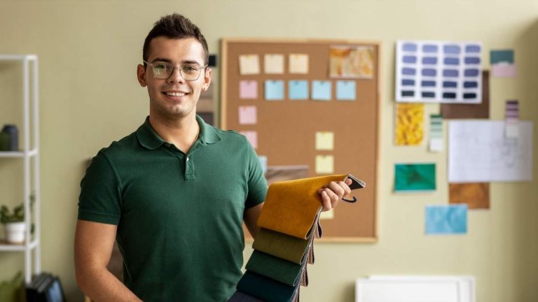 Egenföretagare med stipendiat har fram till den 31 mars på sig att meddela sin registrering till socialförsäkringen