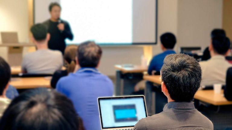 En startup förskjuter kostnaderna för sina tekniska studier till unga människor med lågt intresse