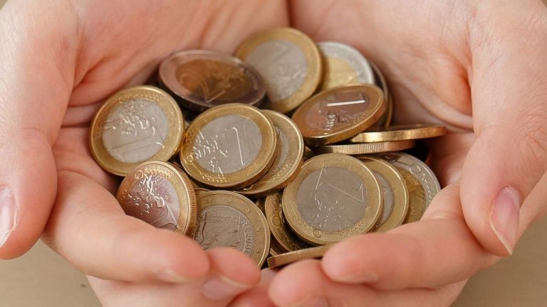 Hur många valutor måste barer, restauranger eller företag acceptera enligt lag?