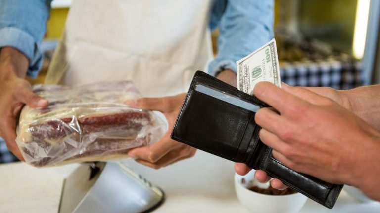 I år ska statskassan bevaka de verksamheter som använder kontanter mest och som riktar sig till slutkonsumenten