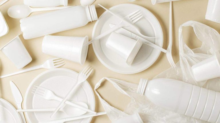 Mer än 80 % av företagen vet fortfarande inte hur de ska betala plastskatten som gäller från 2023