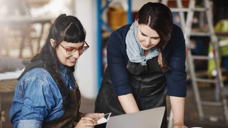 Nyckeln för att små och medelstora företag ska behålla sina anställda är att ha ett bra projekt, enligt en rapport