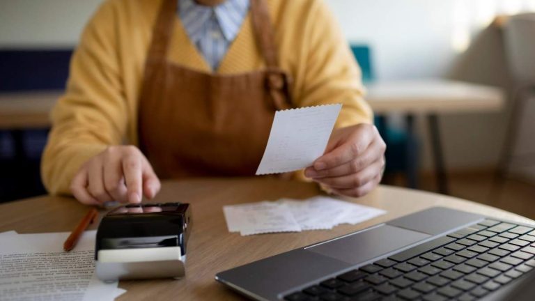 Regeringen relanserar systemet så att egenföretagare kan utfärda elektroniska fakturor till förvaltningen