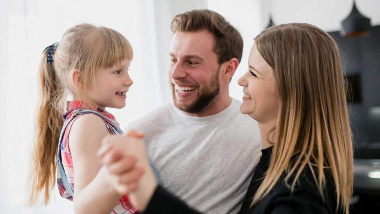 Socialförsäkringen förklarar hur egenföretagare måste deklarera sin inkomst om de tar ut familjebidrag