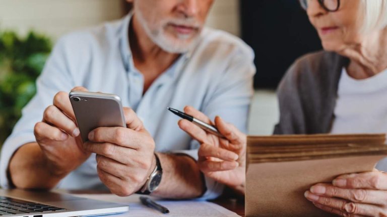 Vilka källinnehåll och skatter betalar egenföretagare pensionärer för sina pensioner år 2024?