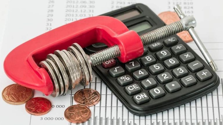 Hur konsulterar man skulder hos Skatteverket?