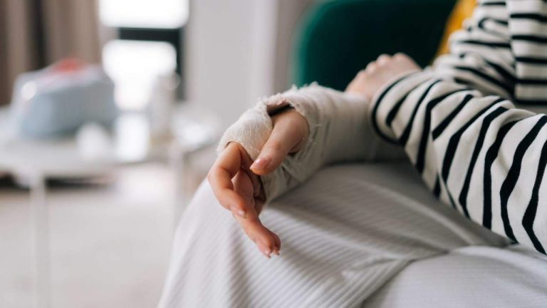 Det är de ömsesidiga försäkringsbolagen som betalar egenföretagarnas avgifter från och med den 60:e sjukskrivningsdagen.