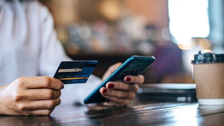 Finansministeriet påminner om att egenföretagare ska betala personlig inkomstskatt på den inkomst som Bizum får