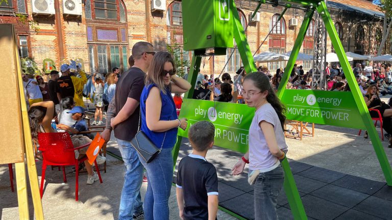 Denna startup har lyckats generera elektricitet genom att svänga en gunga eller trampa på golvplattor