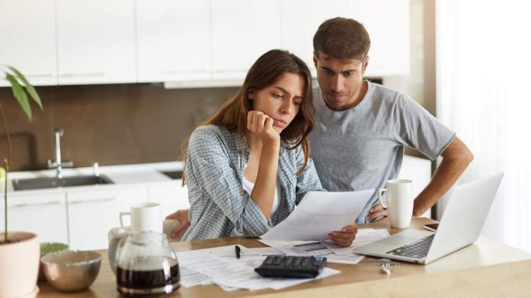 Många egenföretagare har inte fått sina inkomståterbetalningar: statskassan kan kontrollera dem