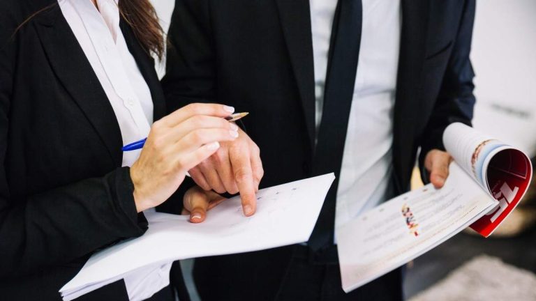 CEOE kritiserar att två lagar publiceras varje dag i Spanien, vilket påverkar affärerna negativt