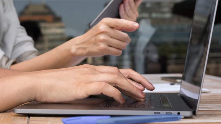 Det finns egenföretagare som kan ta ut dessa pensioner och fortsätta arbeta i sin verksamhet