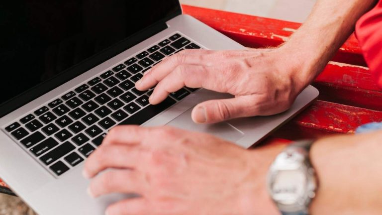 Det finns mer än 1,7 miljoner människor som får den lägsta levnadsinkomsten, många av dem egenföretagare