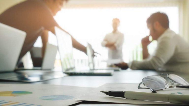 Egenföretagare har fortfarande en månad på sig att begära ICO-krediter på grund av ökade kostnader i deras företag