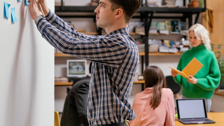 En tävling kommer att belöna de bästa affärsidéerna från skolor och institut i hela Spanien