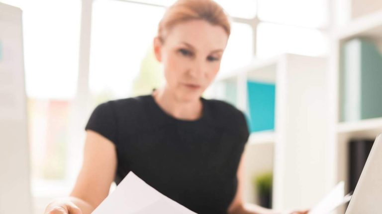 Finansministeriet granskar de uppgifter som egenföretagare ska granska i INKOMST innan de lämnar in deklarationen