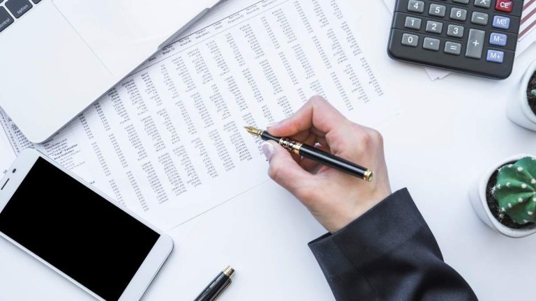 Företag måste godkänna och sätta in sina konton under dessa månader