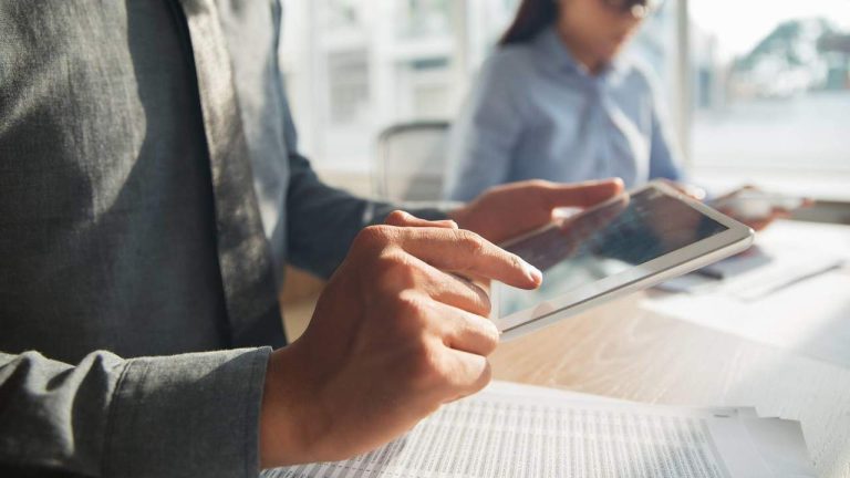 Hälften av små och medelstora företag anser att deras digitaliseringsnivå inte är tillräcklig för att vara konkurrenskraftig