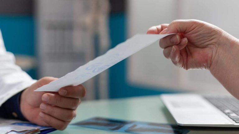 I vilka fall är småföretag skyldiga att erbjuda en läkarundersökning till sina anställda?