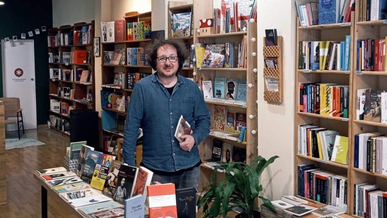 MicroBank stödjer 143 entreprenörer att öppna sina förlagsverksamheter genom mikrokrediter