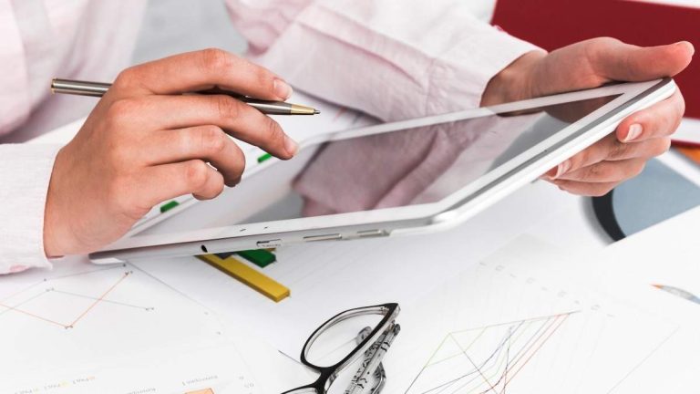 När kommer finansministeriet att se över vilka egenföretagare som kan fortsätta betala skatt i moduler i år?