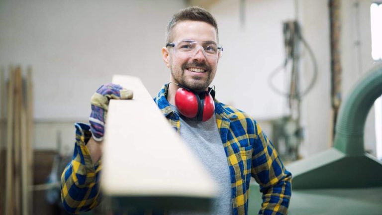 Regeringen kommer att sänka lönen som krävs för att företag ska anställa kvalificerade utländska medarbetare