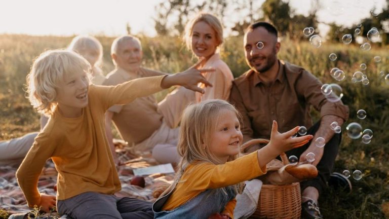 Egenföretagare med en stor eller ensamstående familj kan begära denna förmån på 1 000 euro