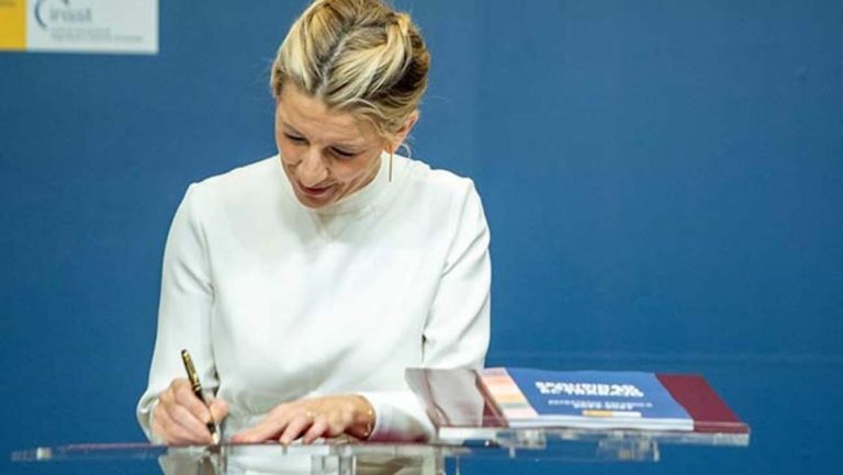 Det är de tidsfrister som regeringen vill ålägga företagen så att de minskar arbetsdagen till 37,5 timmar