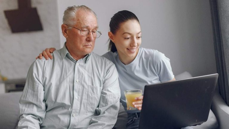 Egenföretagare som bor med personer över 65 år kan välja extra sänkningar i år i INKOMST