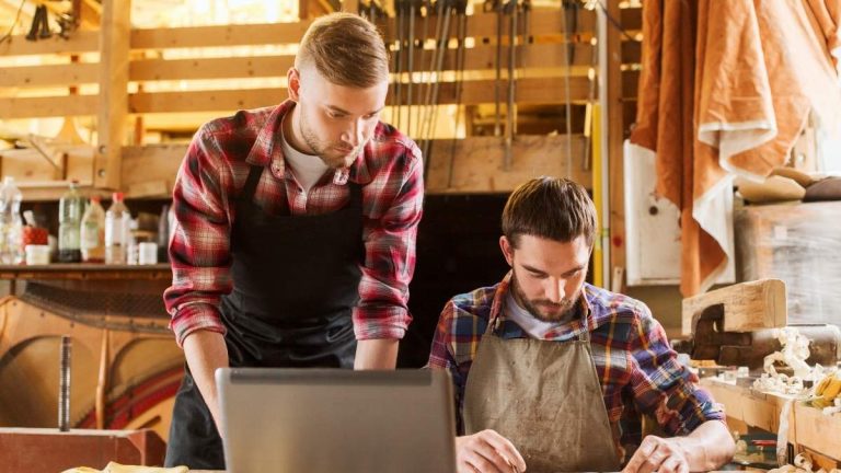 En familjemedlems egenföretagare måste ta på sig arvoden om de inte betalar dem i tid