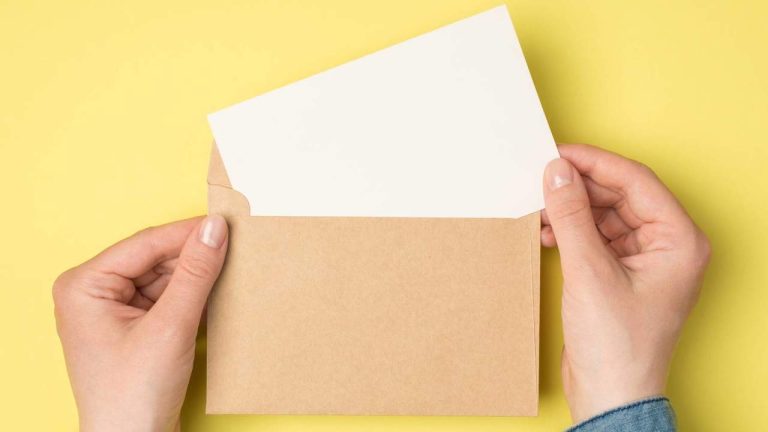 Finansministeriet ska bara välja ett sätt att kommunicera med egenföretagare: per brev eller elektroniskt