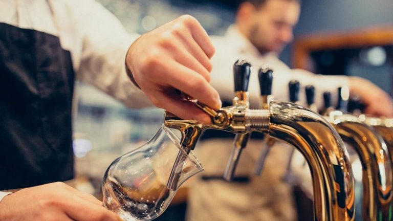 Förra månaden för egenföretagare på Kanarieöarna att begära hjälp för att renovera barer och vandrarhem