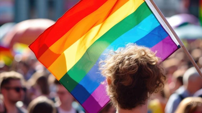 Medelstora företag får tre månader på sig att anpassa sig till LGTBI:s jämställdhetsregler