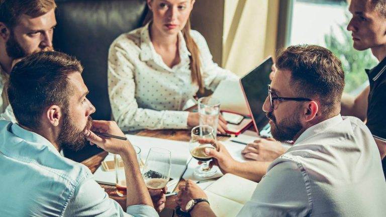 När ska företagare som är egenföretagare samla på sig moms om de får lön?: Skatter förklarar det