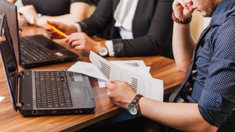 Redan nu driver Skatteverket in egenföretagarnas skulder med deras INKOMSTåterbäring