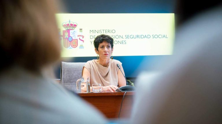 Tusentals egenföretagare skulle kunna undvika att återbetala covid-förmånerna de hävdar, säger jurister