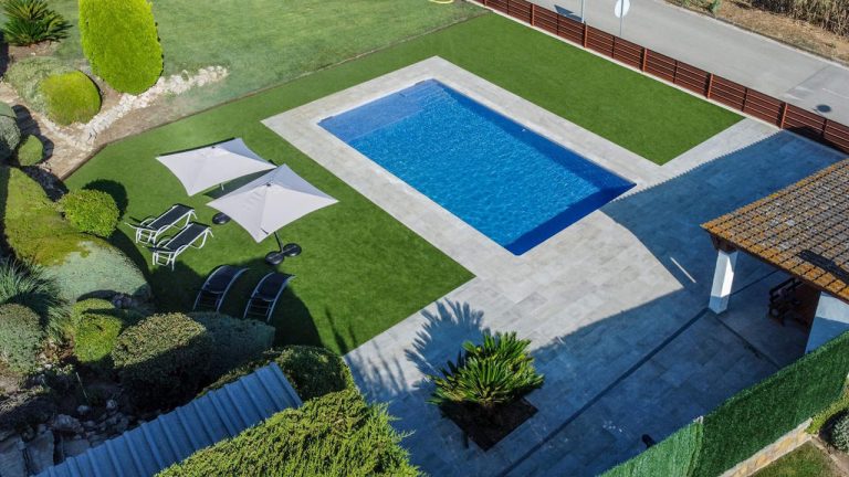 Två bröder skapar ett framgångsrikt företag som hyr pooler och trädgårdar i privata hem