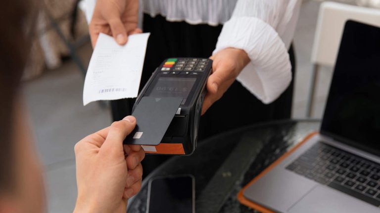 Företag som accepterar digitala plånböcker börjar prestera bättre än de som bara tar ut kontanter