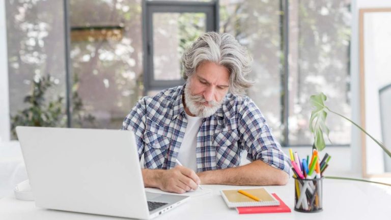 Det är den ålder och bidrag som egenföretagare kommer att behöva för att gå i pension de kommande åren