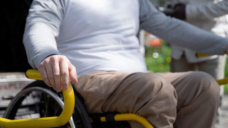 Domare tillåter en egenföretagare att uppbära bestående invaliditet retroaktivt