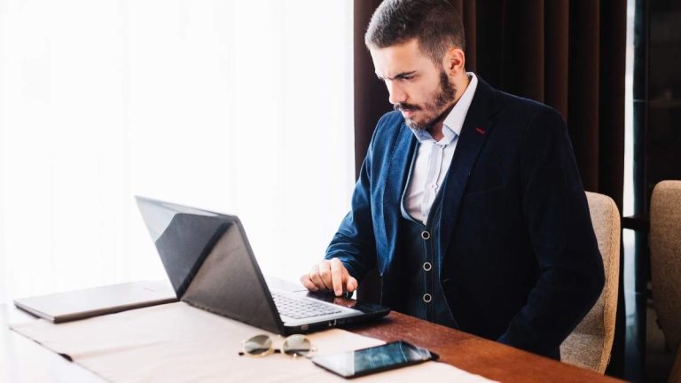 Socialförsäkringen kunde nu bötfälla egenföretagare som inte kommunicerade sina uppgifter med upp till 7 500 euro