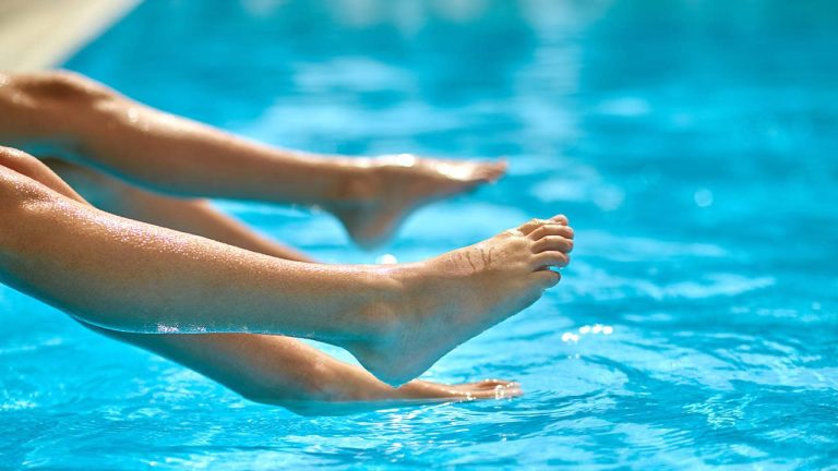 Fler och fler frilansare bygger och underhåller de 1,3 miljoner simbassängerna i Spanien