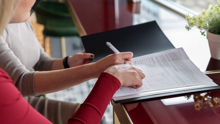 Ny verksamhet där egenföretagare kan starta företag utan tillstånd ingår i lagen