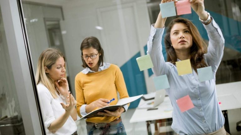 Det finns ett alternativ som gör det möjligt för multiverksamhetsegenföretagare att inte betala avgifter under tre år.