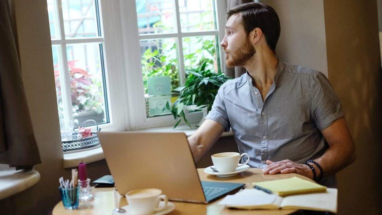 Efterfrågan på frilansare specialiserade på artificiell intelligens växer med 300 %