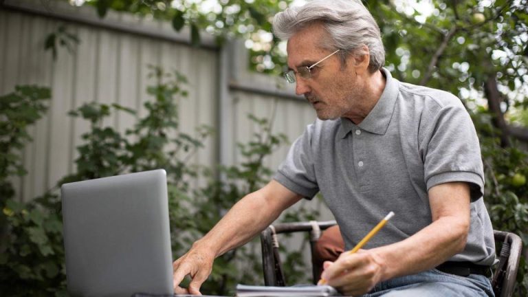 Social trygghet kommer bara att kräva 15 års avgifter från egenföretagare för att samla in pension medan de arbetar