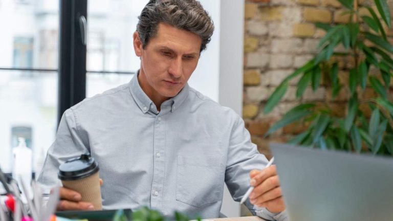 Två av tre egenföretagare avvisar den arbetstidsförkortning som Labour vill godkänna i september